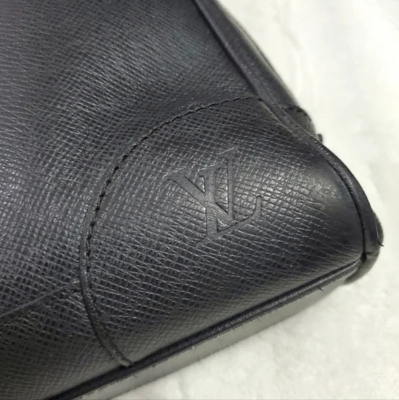 Authentic LOUIS VUITTON Taiga Leather Igor Briefcase - Ardoise Black - Picture 14 of 14